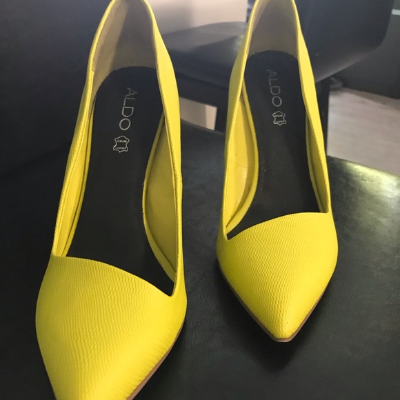 Bright yellow pumps - Picture 2 of 3
